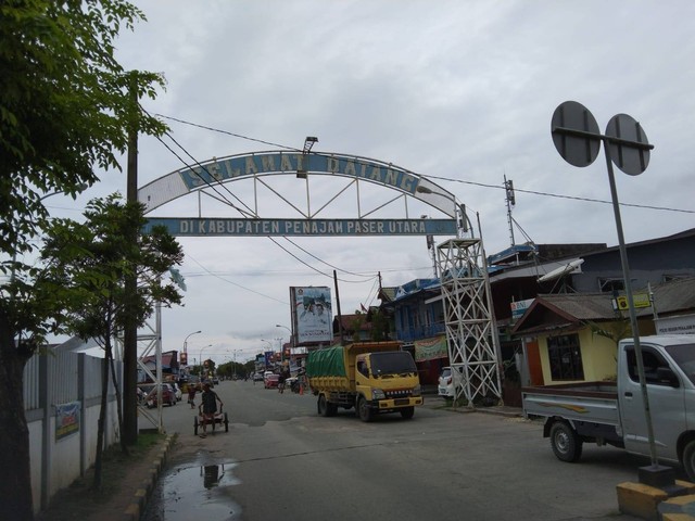 Gerbang masuk Kabupaten Penajam Paser Utara. Foto: Indry Riskya.