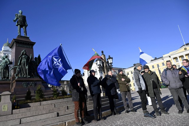 Orang-orang Finlandia merayakan keanggotaan NATO Finlandia di Lapangan Senat di Helsinki, Finlandia, Selasa (4/4/2023). Foto: Markku Ulander/Lehtikuva/Reuters