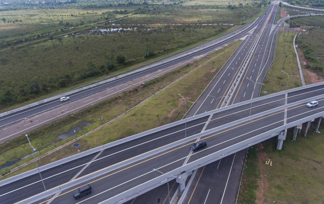 Foto udara simpang susun yang menghubungkan Jalan Tol Trans Sumatera (JTTS) ruas simpang Indralaya-Muara Enim seksi simpang Indralaya-Prabumulih dan Palembang-Indralaya saat proses pembangunan di Indralaya, Ogan Ilir (OI), Sumatera Selatan. Foto: Nova Wahyudi/Antara Foto