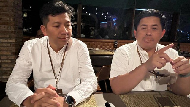 General Manager PLN Nusantara Power Muara Tawar, Kurniawan (kiri) dan General Manager PLN Muara Karang, Maryono di Hotel Aryaduta Menteng, Rabu (5/4/2023). Foto: Nabil Jahja/kumparan