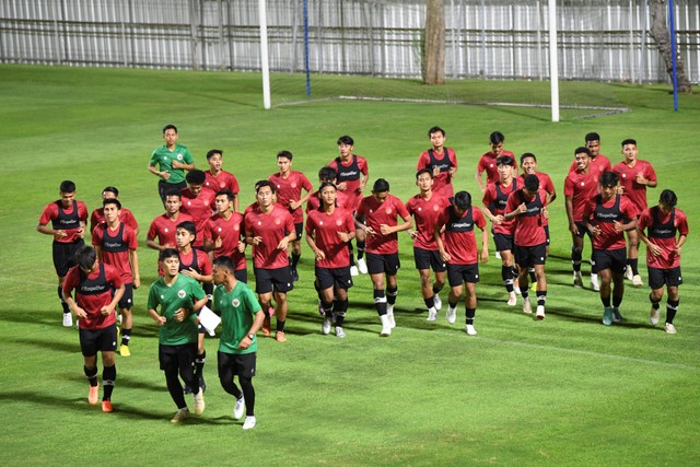 Sejumlah pesepak bola Tim Nasional U-22 berlatih pada pemusatan latihan SEA Games 2023 di Lapangan A, Kompleks Gelora Bung Karno, Senayan, Jakarta, Rabu (5/4/2023). Foto: M Risyal Hidayat/Antara Foto