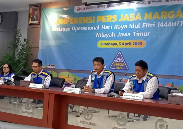 General Manager Jasa Marga Surabaya - Gempol, Dominicus Hari Pratama (dua dari kanan). Foto: Masruroh/Basra