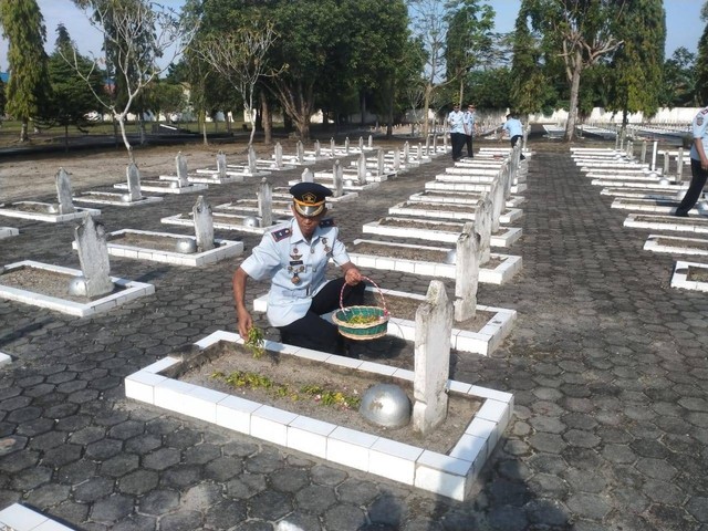 Karupbasan Banjarmasin saat menburkan bunga pada salah satu makam pahlawan, Kamis (06/04).