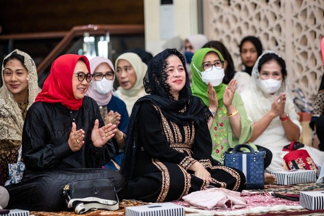 Ketua DPR Puan Maharani beri santunan ke anak yatim piatu di Masjid At Taufiq Jakarta Selatan. Foto: DPR RI