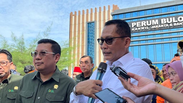 Pelepasan penyaluran Cadangan Beras Pemerintah (CBP) untuk bantuan pangan 2023, oleh Direktur Utama Bulog Budi Waseso dan Kepala Badan Pangan Nasional Arief Prasetyo Adi, pada Kamis (6/4/2023). Foto: Fariza Rizky Ananda/kumparan