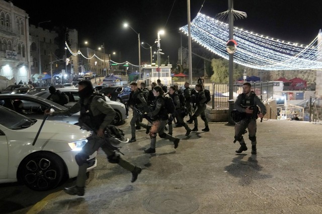 Polisi Perbatasan Israel dikerahkan di dekat Gerbang Damaskus ke Kota Tua Yerusalem selama penggerebekan oleh polisi di kompleks Masjid Al-Aqsa, Rabu (5/4/2023). Foto: Mahmoud Illean/AP Photo