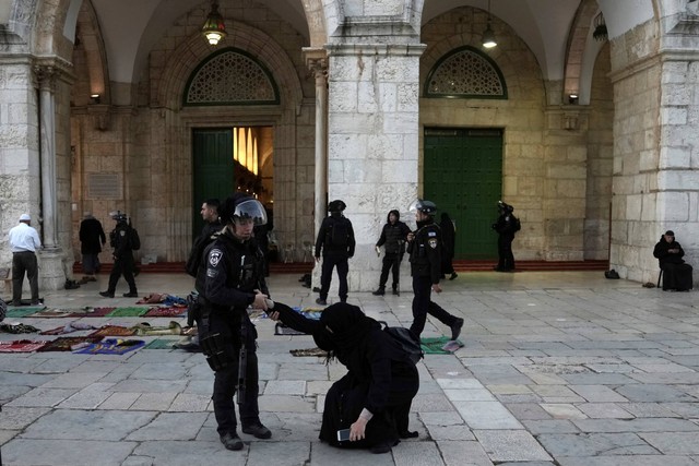 Polisi Israel menangkap warga Palestina di kompleks Masjid Al-Aqsa setelah penggerebekan di situs di Kota Tua Yerusalem selama bulan suci Ramadhan, Rabu (5/4/2023). Foto: Mahmoud Illean/AP Photo