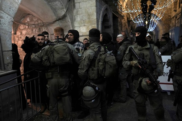 Polisi Perbatasan Israel dikerahkan di dekat Gerbang Damaskus ke Kota Tua Yerusalem selama penggerebekan oleh polisi di kompleks Masjid Al-Aqsa, Rabu (5/4/2023). Foto: Mahmoud Illean/AP Photo