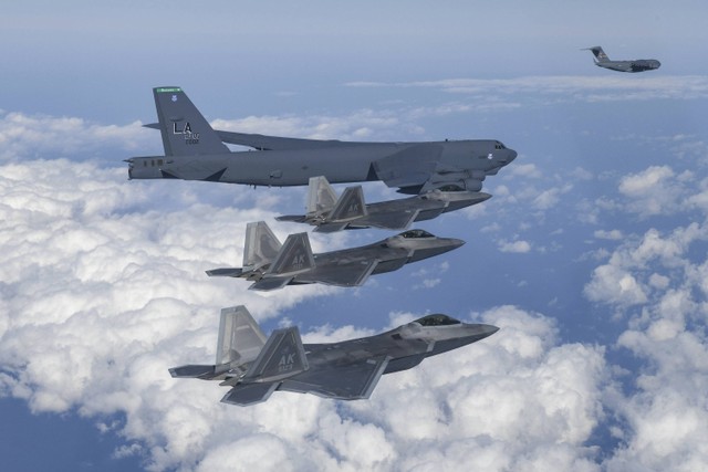Pesawat pengebom B-52 AS, C-17, dan jet tempur F-22 Angkatan Udara AS terbang di atas Semenanjung Korea selama latihan udara bersama di Korea Selatan pada 20 Desember, 2022. Foto: Dok. Kementerian Pertahanan Korea Selatan via AP