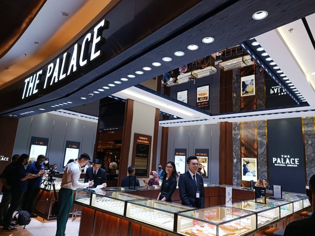 Suasana pembukaan gerai The Palace Jeweler ke-49 di Lippo Mall Kemang. Foto: Nada Saffana/kumparan