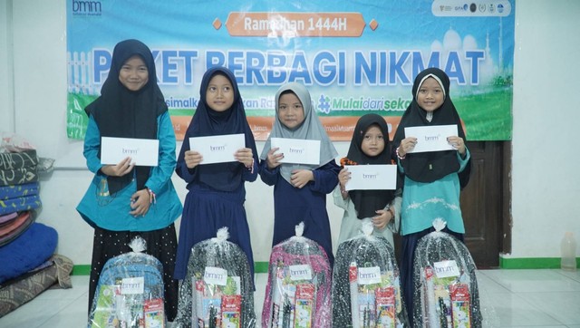 Anak-anak yatim di Pondok Pesantren Yatim Dhuafa Pusaka Salafiyah Dakwatul Khoiriyah menerima paket perlengkapan sekolah dan santunan