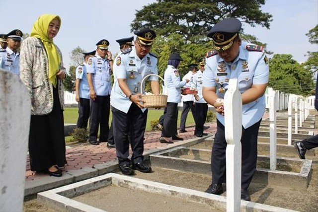 Kalapas Sragen beserta jajaran laksanakan tabur bunga di TMP Hastana Manggala.