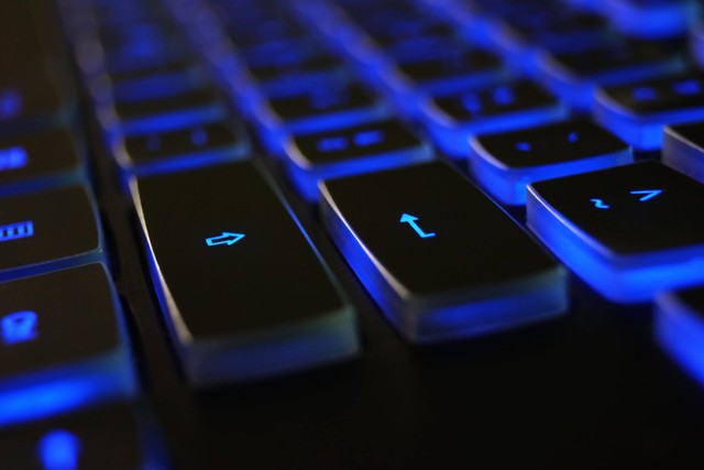 Ilustrasi Cara Menyalakan Lampu Keyboard Laptop. Foto: Pexels/Marta Branco.