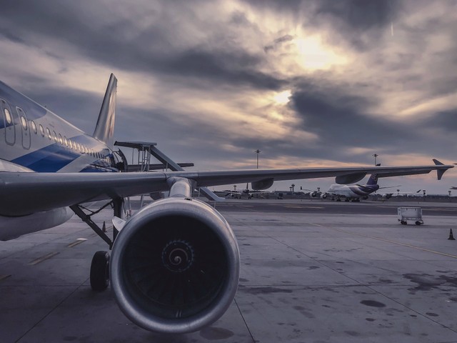 Foto hanya ilustrasi : Nama Bandara di Surabaya. Sumber Ahmed Muntasir/Pexels.com