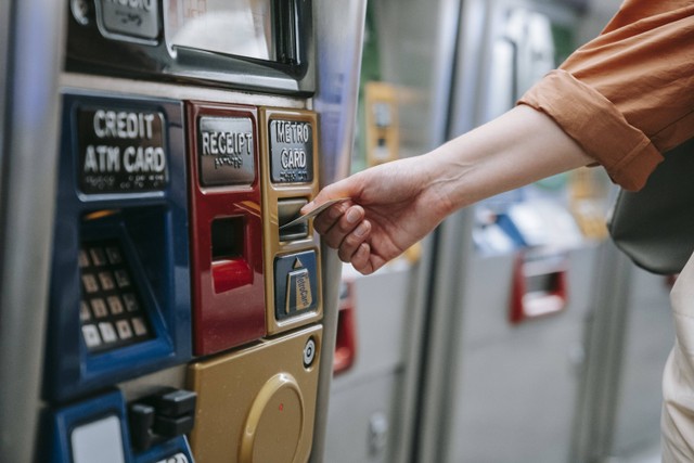 Ilustrasi Cara Membuat ATM BRI. Foto: Pexels/Liliana Drew.