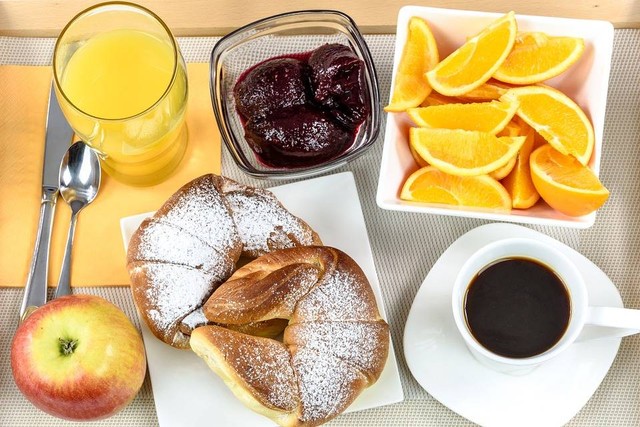 Ilustrasi apa itu continental breakfast - Sumber: https://pixabay.com/id/users/photomix-company-1546875/