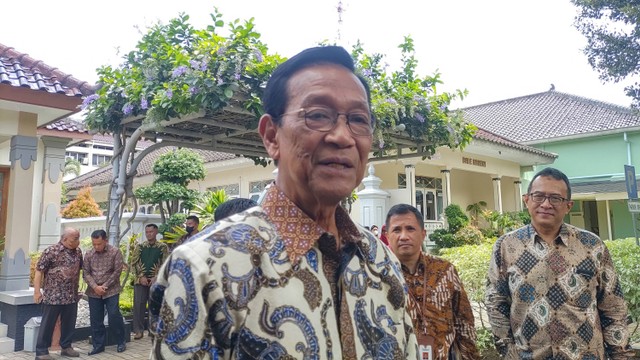 Gubernur DIY Sri Sultan Hamengku Buwono X menjawab pertanyaan wartawan di Kepatihan Pemda DIY, Kamis (6/4).  Foto: Arfiansyah Panji/kumparan