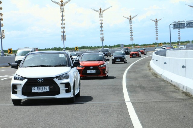 Test drive Toyota Agya GR Sport melintasi jalan Tol Bali Mandara di Bali. Foto: Aditya Pratama Niagara/kumparan
