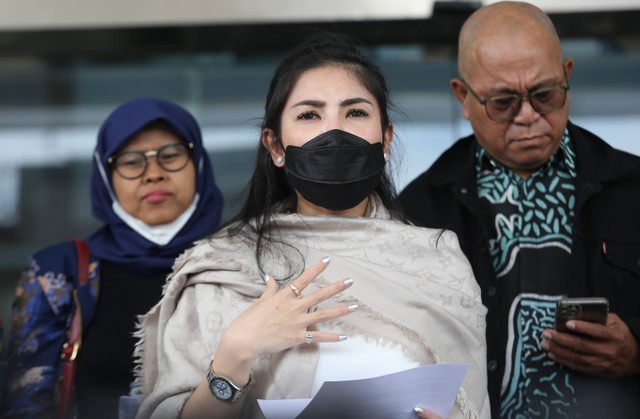 Artis Nindy Ayunda bersama pengacaranya saat ditemui di Lembaga Perlindungan Saksi dan Korban (LPSK), Jakarta, Kamis, (6/4/2023). Foto: Dok. Agus Apriyanto