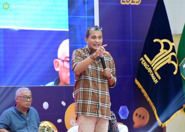 Prof Eddy Hiariej tengah menyampaikan pidato kunci tentang sosialisasi KUHP Kumham Goes To Campus UIN Sunan Gunung Djati Bandung yang berlangsung Gedung Anwar Musaddad, Rabu (5/4/2023),  