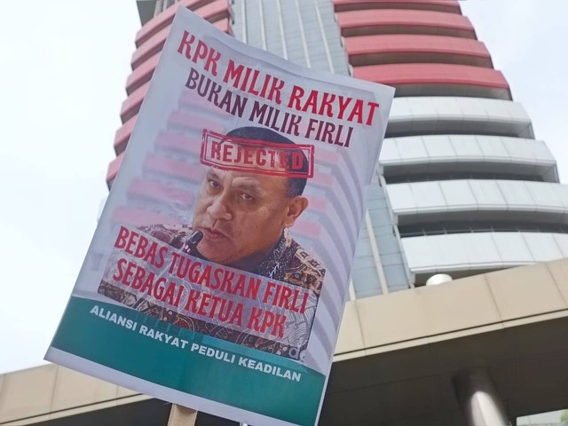 Poster yang dibawa HMI dan PMII saat aksi di depan Gedung Merah Putih KPK. Tuntut Ketua KPK Firli Bahuri dievaluasi, Kamis (6/4/2023). Foto: Hedi/kumparan