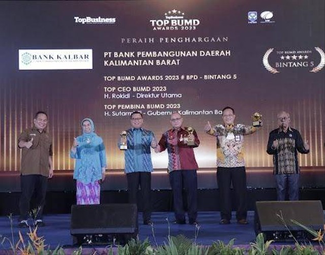 Bank Kalbar dan Direktur Utama Bank Kalbar, Rokidi terima penghargaan di ajang TOP BUMD Award 2023. Foto: Dok. Istimewa