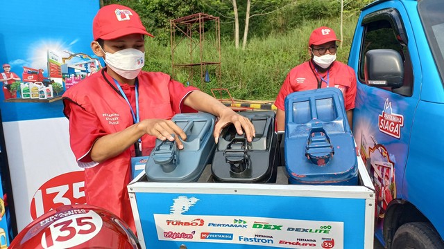 Petugas motoris Pertamina disiagakan di Jalan Tol dan jalur padat. Foto: Intan Alliva/kumparan