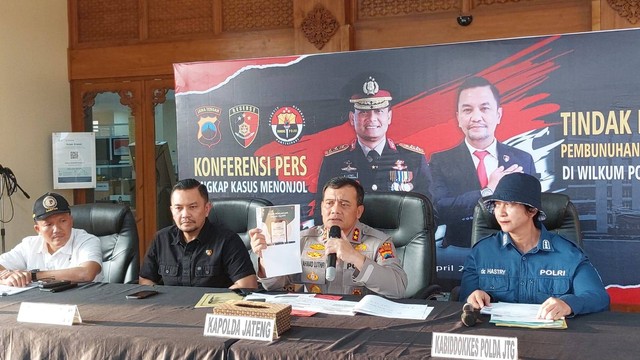 Kapolda Jawa Tengah, Irjen Pol Ahmad Luthfi, dalam konferensi pers terkait dukun pengganda uang Mbah Slamet. Foto: Dok. Istimewa