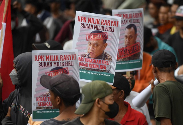 Sejumlah mahasiswa dari berbagai organisasi mahasiswa membawa poster saat berunjuk rasa menolak sikap Ketua KPK Firli Bahuri yang secara sepihak memecat Direktur Penyelidikan (Dirlidik) KPK Brigjen Pol Endar Priantoro di Gedung Merah Putih KPK. Foto: Akbar Nugroho Gumay/Antara Foto