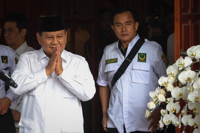 Ketua Umum Partai Gerindra Prabowo Subianto (kiri) bersama Ketua Umum Partai Bulan Bintang (PBB) Yusril Ihza Mahendra (kanan). Foto: Aditya Pradana Putra/Antara Foto