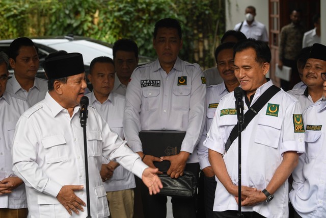 Ketua Umum Partai Gerindra Prabowo Subianto (depan, kiri) bersama Ketua Umum Partai Bulan Bintang (PBB) Yusril Ihza Mahendra (depan, kanan) didampingi sejumlah pimpinan kedua partai politik memberikan keterangan kepada wartawan. Foto: Aditya Pradana Putra/Antara Foto