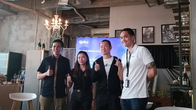 CEO & Co-Founder tjufoo, TJ Tham (kedua dari kanan) dalam acara buka bersama tjufoo di Jakarta, Kamis (6/4/2023). Foto: Akbar Maulana/kumparan