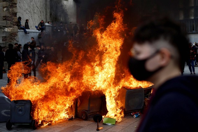 Suasana saat bentrokan antara demonstran dan polisi  di hari kesebelas pemogokan nasional dan protes terhadap reformasi pensiun pemerintah Prancis, di Rennes, Prancis, Kamis (6/4/2023). Foto: Stephane Mahe/Reuters