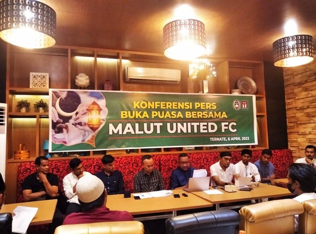 Konferensi pers Malut United FC di Resto K62 Kelumpang, Ternate. Foto: Ghalim/cermat