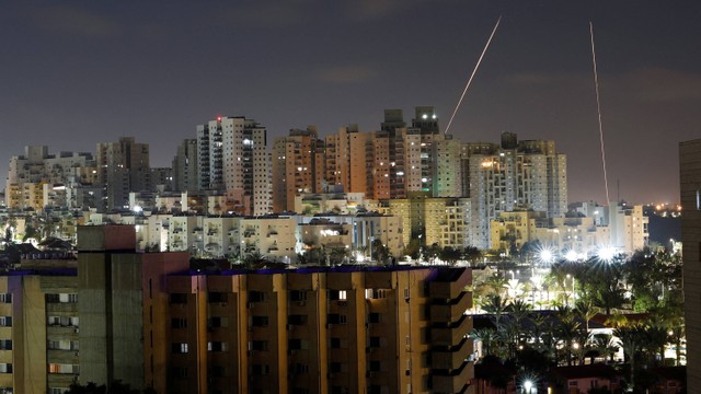 Garis-garis cahaya terlihat dari Ashkelon, Israel saat roket diluncurkan dari Jalur Gaza 6 April 2023. Foto: Amir Cohen/Reuters