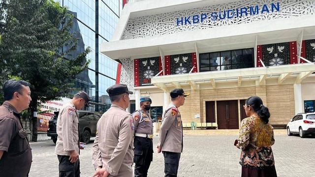 Kapolsek Setiabudi saat meninjau gereja jelang hari Paskah. Foto: Dok. Istimewa