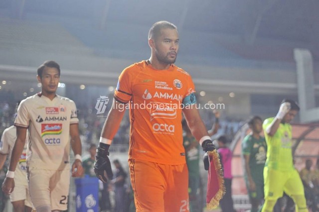 Andritany Ardhiyasa di laga Persija Jakarta vs Persebaya Surabaya dalam laga pekan ke-32 Liga 1 2022/23 di Stadion Gelora Joko Samudro, Gresik, Rabu (5/4/2023). Foto: Situs web resmi Liga Indonesia Baru