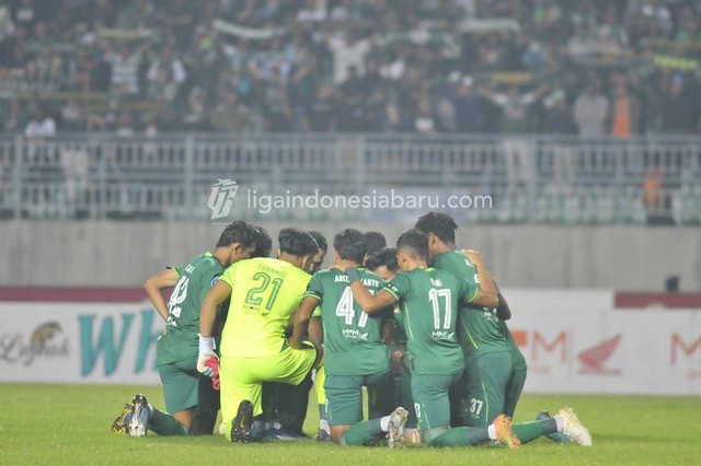 Skuad Persebaya Surabaya jelang lawan Persija Jakarta dalam laga pekan ke-32 Liga 1 2022/23 di Stadion Gelora Joko Samudro, Gresik, Rabu (5/4/2023). Foto: Situs web resmi Liga Indonesia Baru