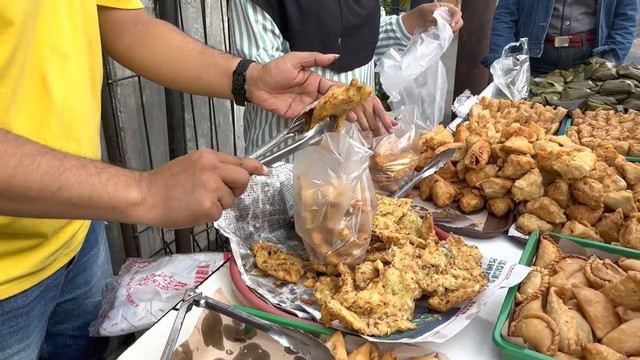 Penjual gorengan di daerah Pasar Minggu, Jakarta Selatan, Jakarta, Jumat (7/4/2023). Foto: Ainun Nabila/kumparan