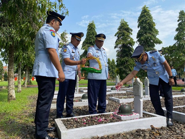 Kepala dan Pejabat Struktural Rutan Purbalingga melakukan tabur bunga di Taman Makam Pahlawan Tanjung Nirwana. Foto: Humas Rutan Purbalingga.