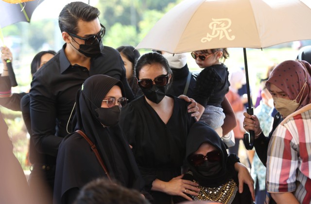 Artis Asmirandah beserta keluarga mengantarkan pemakaman jenazah ayahanda di TPU Srengseng Sawah, Jakarta, Jumat, (7/4/2023). Foto: Agus Apriyanto