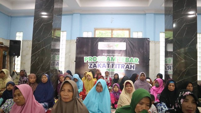 Program Zakat Fitrah sasar ratusan warga Piyungan, Bantul, Yogyakarta (Minggu, 02/04/2023). Dompet Dhuafa Yogyakarta berkolaborasi dengan BMT Kybar Tani Mandiri berhasil menyalurkan 250 paket zakat fitrah.
