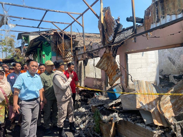 Anggota BPBD Jakarta dan Dinsos DKI memberikan penanganan bagi pengungsi kebakaran di Kebon Jeruk, Jakarta Barat, Jumat (7/4/2023). Foto: Dok: BPBD DKI