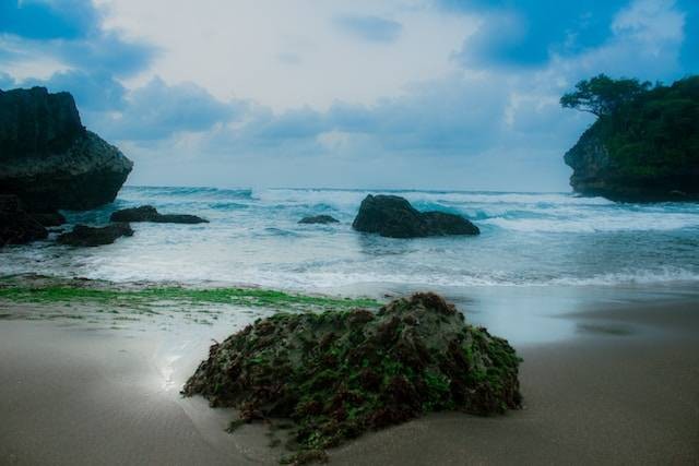 Ilustrasi Pantai Nirwana. Sumber: Unsplash/ firman fatthul