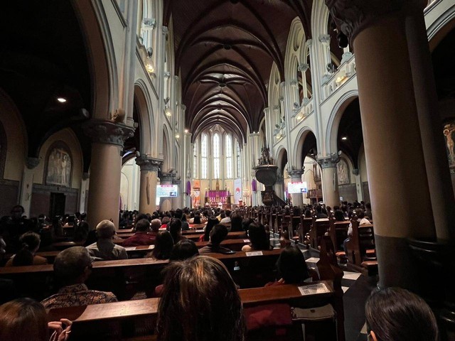 Suasana Misa Jumat Agung di Gereja Katedral, Jakarta Pusat, Jumat (7/4). Foto: Haya Syahira/kumparan