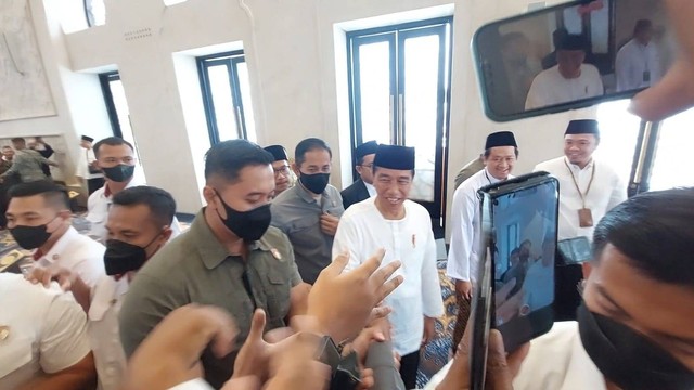 Presiden Jokowi mengajak cucu pertamanya, Jan Ethes, Salat Jumat di Masjid Sheikh Zayed Solo, Jumat (7/4). Foto: kumparan