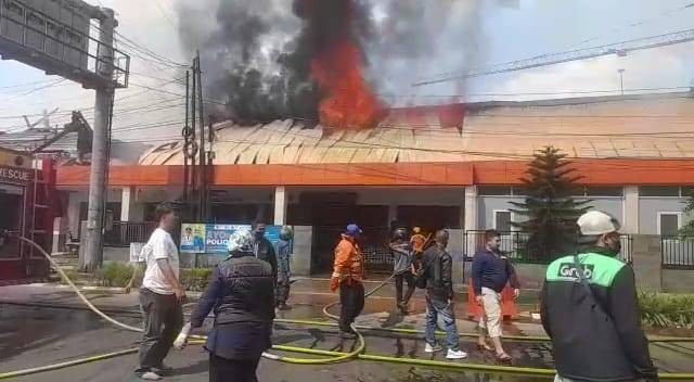 Petugas berusaha memadamkan api yang membakar Rumah Sakit milik TNI Angkatan Darat, Rumah Sakit (RS) Salak di Jalan Jenderal Sudirman depan Istana Bogor, Jumat Siang 7 April 2023. Foto: Dok. Istimewa