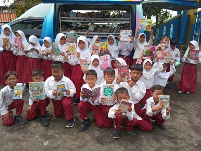 Merdeka Membaca, Merdeka Belajar dan Merdeka Berbudaya Melalui Layanan Perpustakaan Keliling Kabupaten Sragen. Foto: Dokumentasi Pribadi