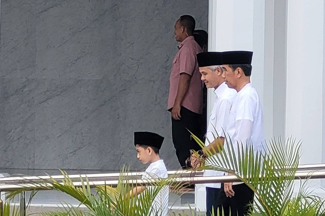 Presiden Jokowi bersama Gubernur Jawa Tengah Ganjar Pranowo berjalan menuju Masjid Raya Sheikh Zayed Solo untuk melaksanakan salat Jumat. Foto: Dok. Istimewa