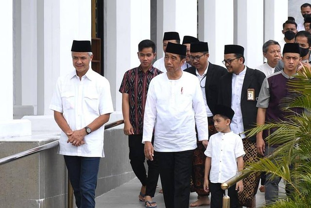 Presiden Jokowi bersama cucu pertamanya, Jan Ethes Srinarendra, didampingi Gubernur Jawa Tengah Ganjar Pranowo di Masjid Sheikh Zayed, Solo, Jumat (7/4/2023). Foto: Kris/Biro Pers Sekretariat Presiden